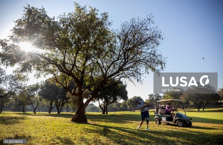 Open de golfe para atletas com deficiência em Hartbeespoort, África do Sul.