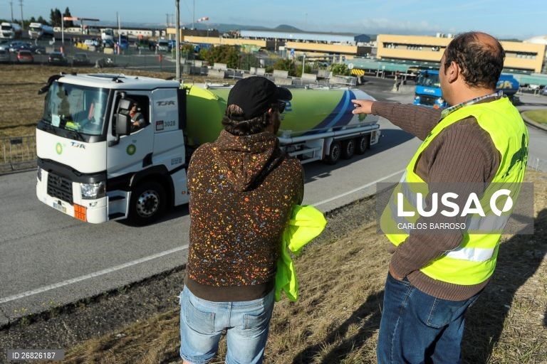Elementos do piquete de greve dos motoristas conversam com um condutor, à saída da sede da Companhia Logística de Combustíveis (CLC), em Aveiras de Cima, durante a greve por tempo indeterminado dos motoristas de matérias perigosas e de mercadorias, Azambuja, 12 de agosto de 2019. Portugal está, desde sábado e até às 23:59 de 21 de agosto, em situação de crise energética, decretada pelo Governo devido a esta paralisação, o que permitiu a constituição de uma Rede de Emergência de Postos de...