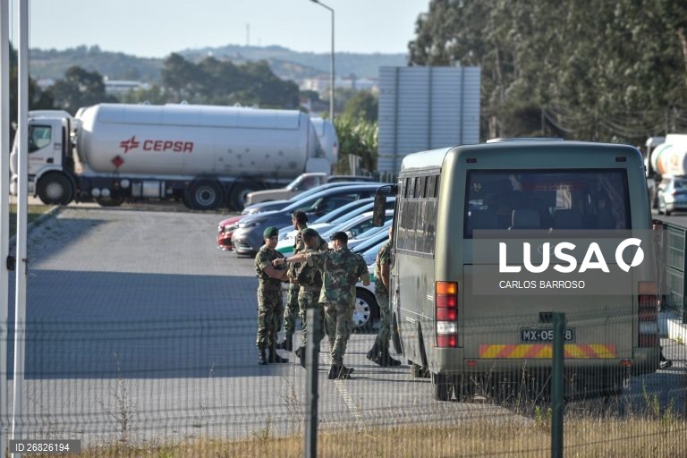Militares encontram-se no interior da Companhia Logística de Combustíveis (CLC), em Aveiras de Cima, durante a greve por tempo indeterminado dos motoristas de matérias perigosas e de mercadorias, Azambuja, 12 de agosto de 2019. Portugal está, desde sábado e até às 23:59 de 21 de agosto, em situação de crise energética, decretada pelo Governo devido a esta paralisação, o que permitiu a constituição de uma Rede de Emergência de Postos de Abastecimento (REPA), com 54 postos prioritários e 320 de...