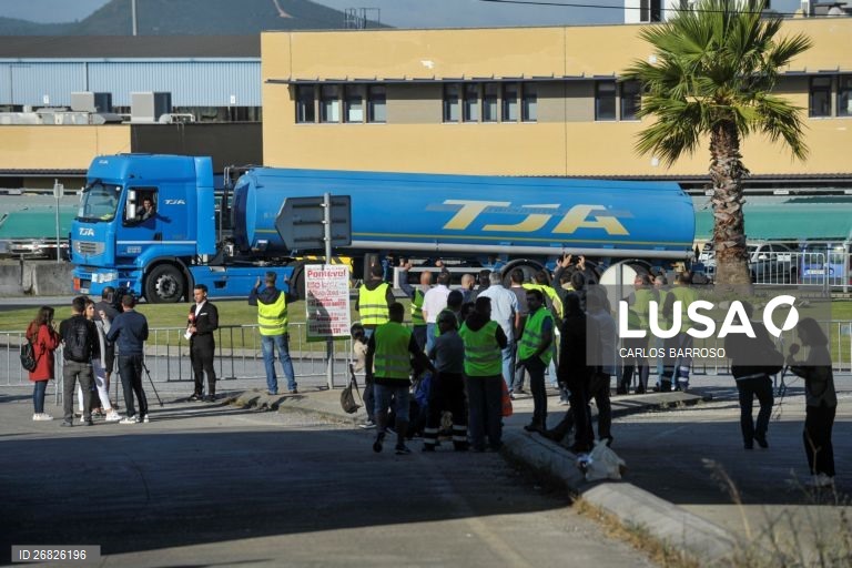 Elementos do piquete de greve dos motoristas encontram-se à saída da sede da Companhia Logística de Combustíveis (CLC), em Aveiras de Cima, durante a greve por tempo indeterminado dos motoristas de matérias perigosas e de mercadorias, Azambuja, 12 de agosto de 2019. Portugal está, desde sábado e até às 23:59 de 21 de agosto, em situação de crise energética, decretada pelo Governo devido a esta paralisação, o que permitiu a constituição de uma Rede de Emergência de Postos de Abastecimento...
