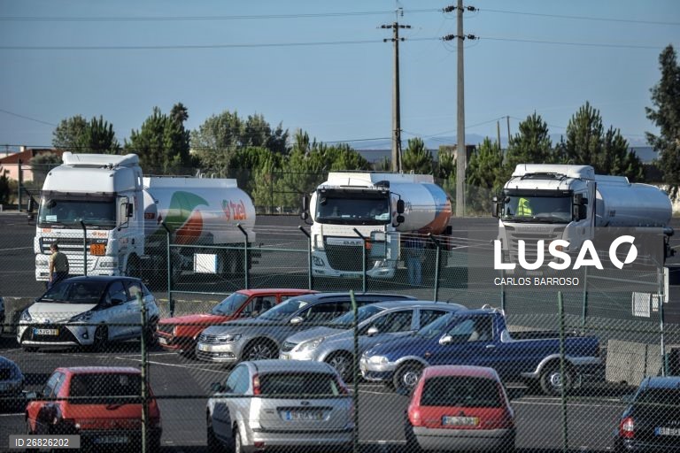 Alguns camionistas param os camiões carregados com combustíveis à saída da sede da Companhia Logística de Combustíveis (CLC), em Aveiras de Cima, durante a greve por tempo indeterminado dos motoristas de matérias perigosas e de mercadorias, Azambuja, 12 de agosto de 2019. Portugal está, desde sábado e até às 23:59 de 21 de agosto, em situação de crise energética, decretada pelo Governo devido a esta paralisação, o que permitiu a constituição de uma Rede de Emergência de Postos de Abastecimento...