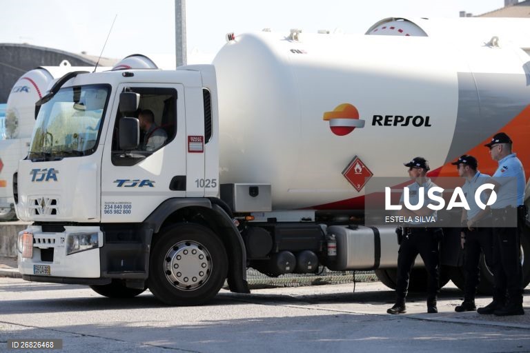 Os motoristas de matérias perigosas fazem greve por tempo indeterminado, Matosinhos 12 de agosto de 2019. Portugal está, desde sábado e até às 23:59 de 21 de agosto, em situação de crise energética, decretada pelo Governo devido a esta paralisação, o que permitiu a constituição de uma Rede de Emergência de Postos de Abastecimento (REPA), com 54 postos prioritários e 320 de acesso público. ESTELA SILVA/LUSA