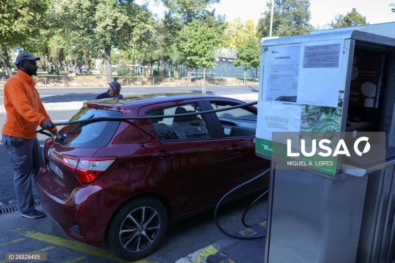 Um funcionário de uma estação de serviço abastece um carro com combustível no Campo Grande, em Lisboa, 12 de agosto de 2019. MIGUEL A. LOPES/LUSA