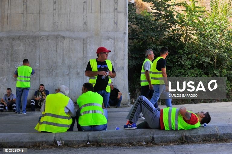 Elementos do piquete de greve por tempo indeterminado dos motoristas de matérias perigosas e de mercadorias concentrados junto à saída da sede da Companhia Logística de Combustíveis (CLC), em Aveiras de Cima, Azambuja, 12 de agosto de 2019. Portugal está, desde sábado e até às 23:59 de 21 de agosto, em situação de crise energética, decretada pelo Governo devido a esta paralisação, o que permitiu a constituição de uma Rede de Emergência de Postos de Abastecimento (REPA), com 54 postos...
