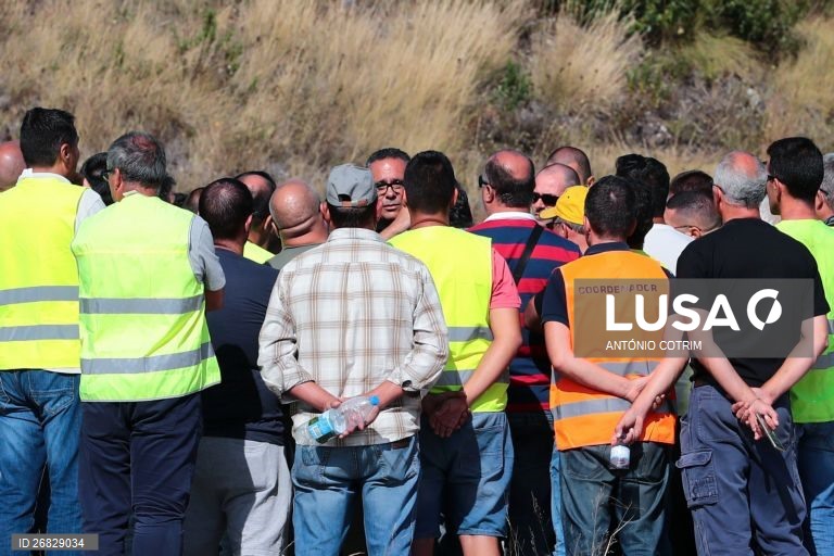 O advogado e porta-voz do sindicato nacional dos motoristas, Pardal Henriques (C), fala aos elementos do piquete de greve sobre o a intenção do governo aplicar a requisição civil, junto à saída da sede da Companhia Logística de Combustíveis (CLC), em Aveiras de Cima, durante a greve por tempo indeterminado dos motoristas de matérias perigosas e de mercadorias, Azambuja, 12 de agosto de 2019. Portugal está, desde sábado e até às 23:59 de 21 de agosto, em situação de crise energética, decretada...