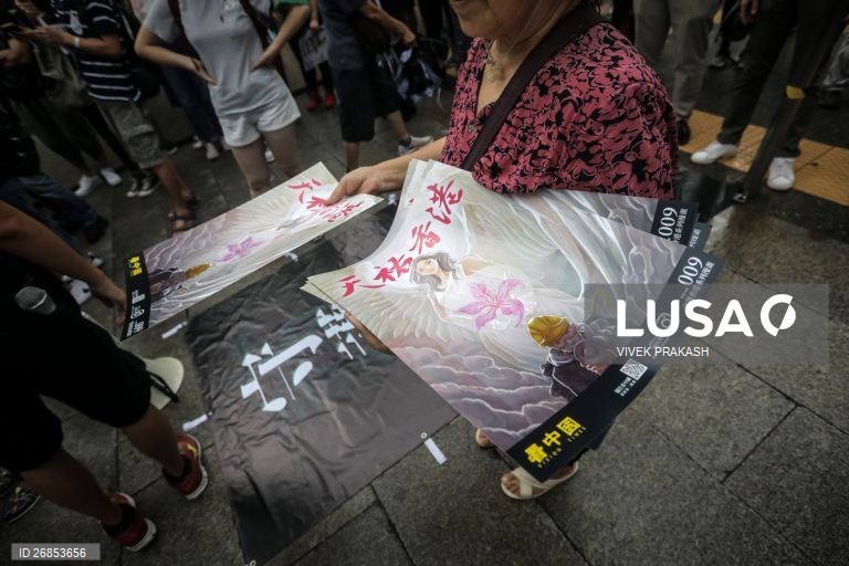 Protesto de professores em Hong Kong numa marcha pacífica em solidariedade com os jovens manifestantes.