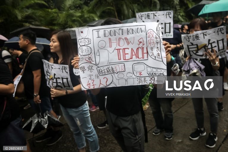 Protesto de professores em Hong Kong numa marcha pacífica em solidariedade com os jovens manifestantes.