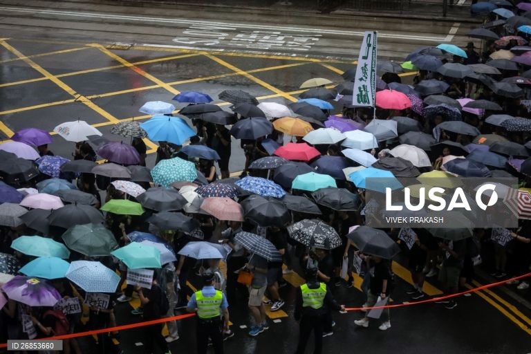 Protesto de professores em Hong Kong numa marcha pacífica em solidariedade com os jovens manifestantes.