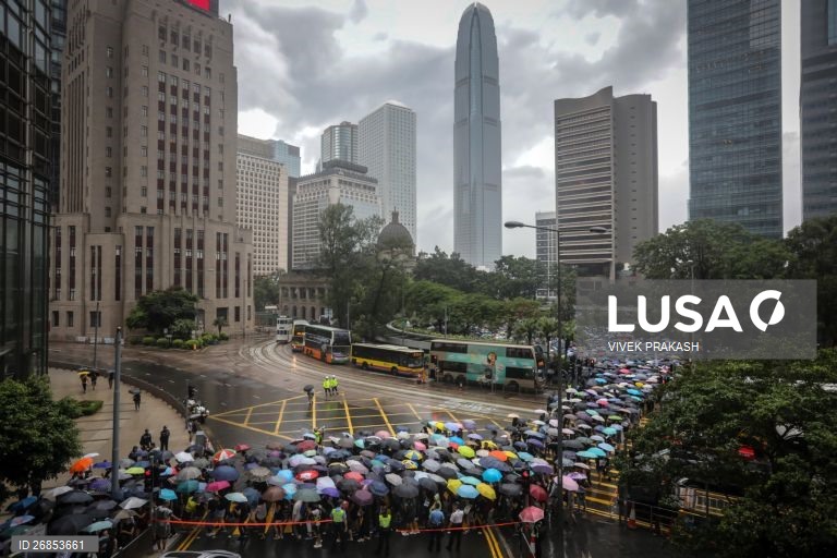 Protesto de professores em Hong Kong numa marcha pacífica em solidariedade com os jovens manifestantes.
