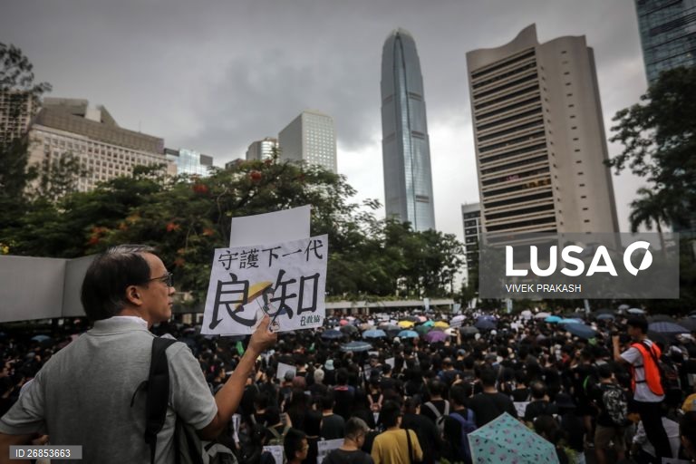 Protesto de professores em Hong Kong numa marcha pacífica em solidariedade com os jovens manifestantes.