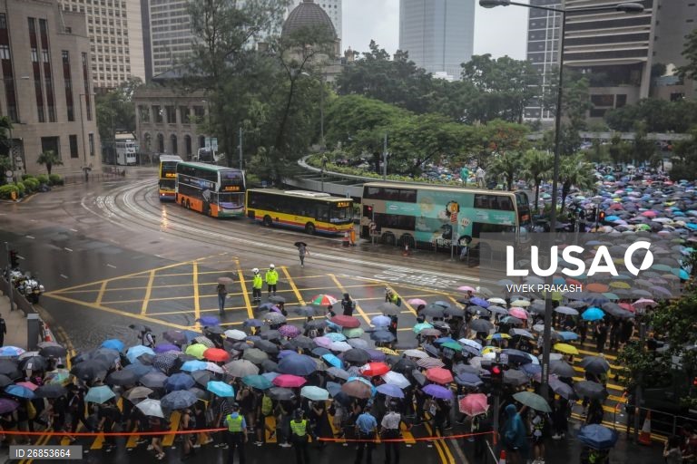 Protesto de professores em Hong Kong numa marcha pacífica em solidariedade com os jovens manifestantes.