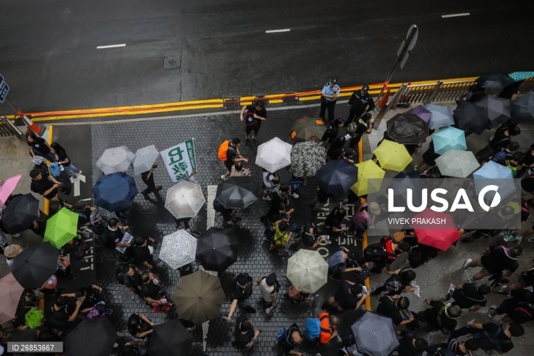 Protesto de professores em Hong Kong numa marcha pacífica em solidariedade com os jovens manifestantes.