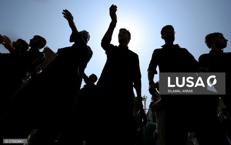 Muçulmanos xiitas celebram o dia do Ashura
