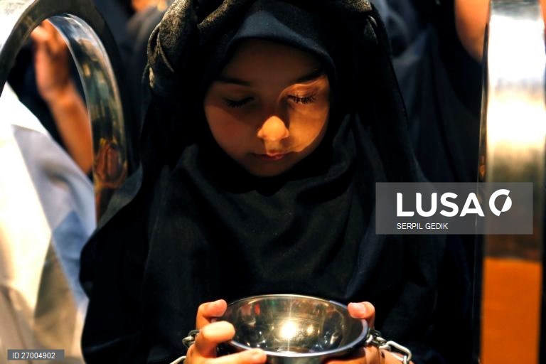 Muçulmanos xiitas celebram o dia do Ashura