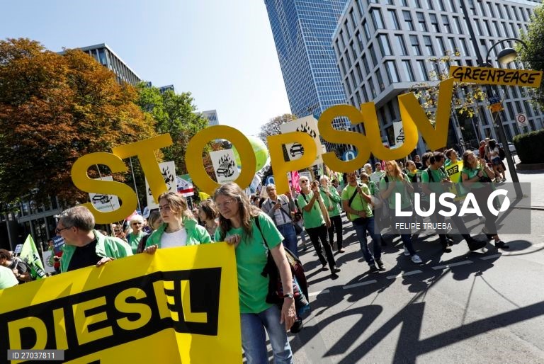 Alemanha: Protesto contra o uso de combustíveis fosseis em Frankfurt