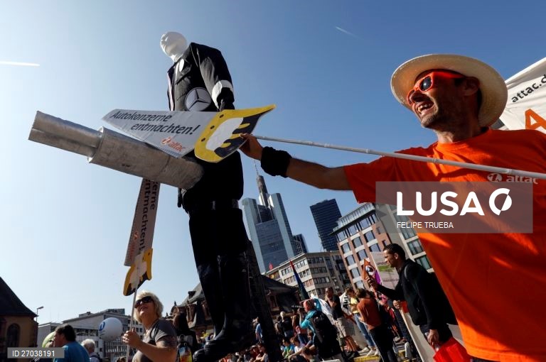 Alemanha: Protesto contra o uso de combustíveis fosseis em Frankfurt