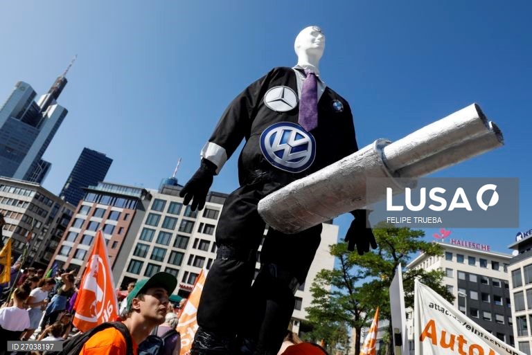 Alemanha: Protesto contra o uso de combustíveis fosseis em Frankfurt