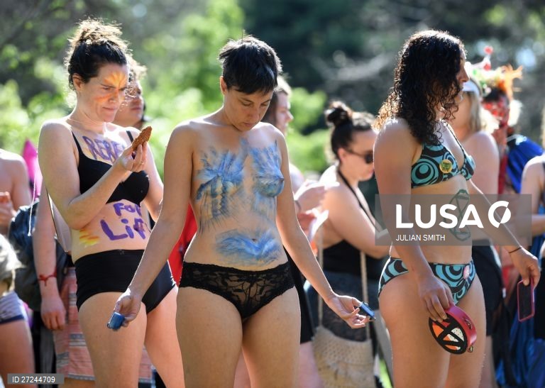 Ativistas da Extinction Rebellion participam num protesto em Melbourne, Austrália.