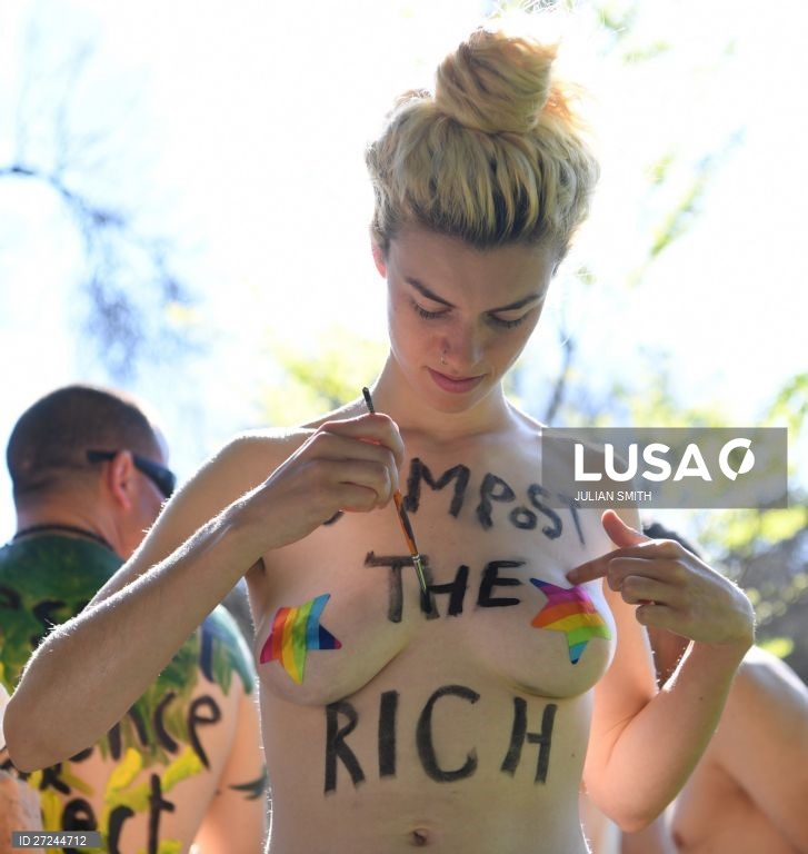 Ativistas da Extinction Rebellion participam num protesto em Melbourne, Austrália.