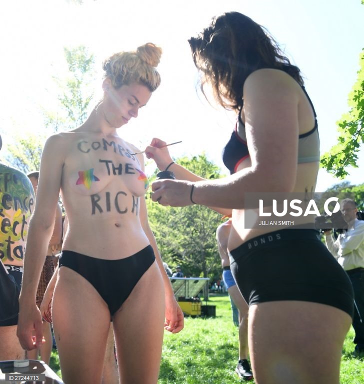 Ativistas da Extinction Rebellion participam num protesto em Melbourne, Austrália.