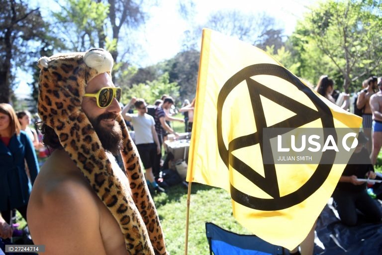 Ativistas da Extinction Rebellion participam num protesto em Melbourne, Austrália.
