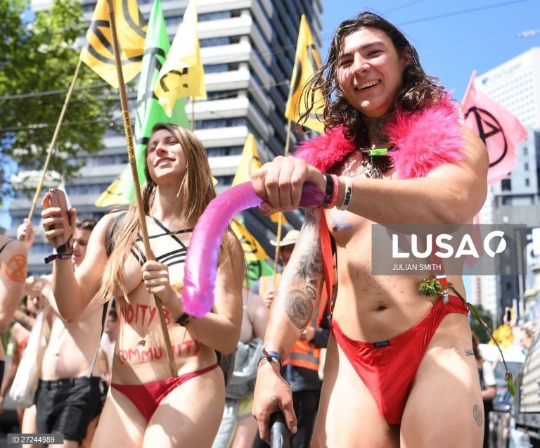 Ativistas da Extinction Rebellion participam num protesto em Melbourne, Austrália.