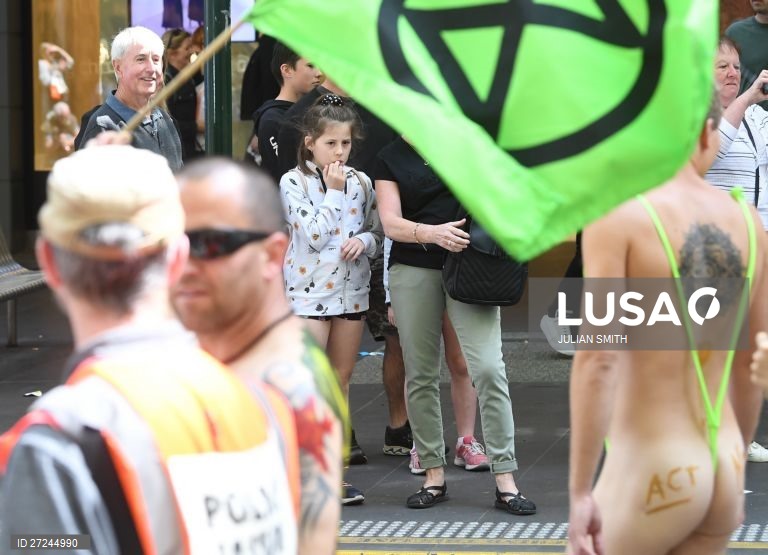 Ativistas da Extinction Rebellion participam num protesto em Melbourne, Austrália.