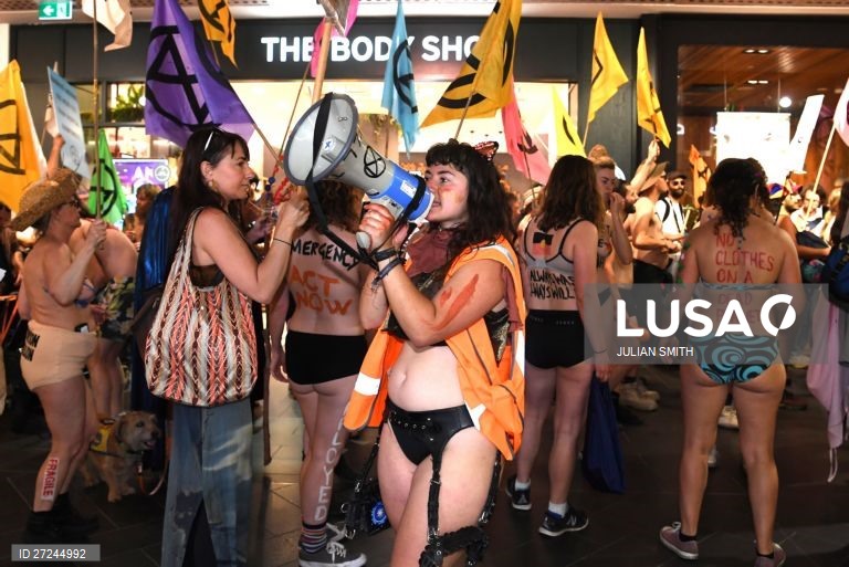 Ativistas da Extinction Rebellion participam num protesto em Melbourne, Austrália.