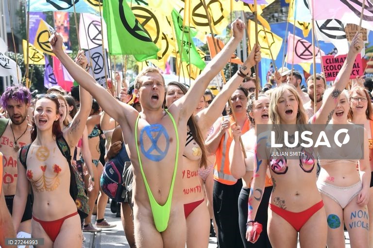 Ativistas da Extinction Rebellion participam num protesto em Melbourne, Austrália.