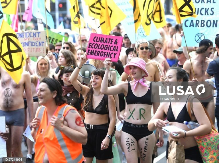 Ativistas da Extinction Rebellion participam num protesto em Melbourne, Austrália.