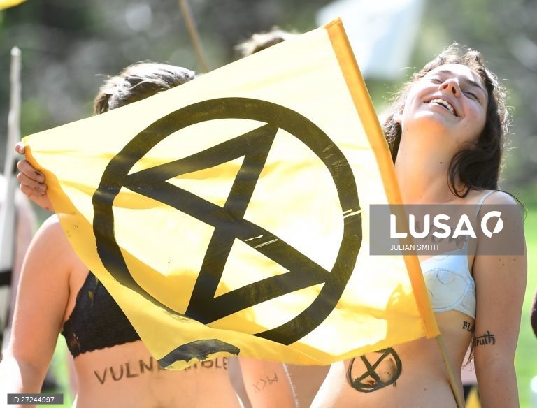 Ativistas da Extinction Rebellion participam num protesto em Melbourne, Austrália.