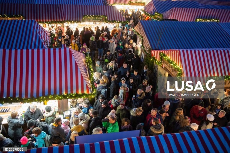 Mercado de Natal abre em Nuremberg.