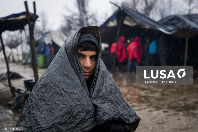 Bósnia: campo de refugiados em Bihac