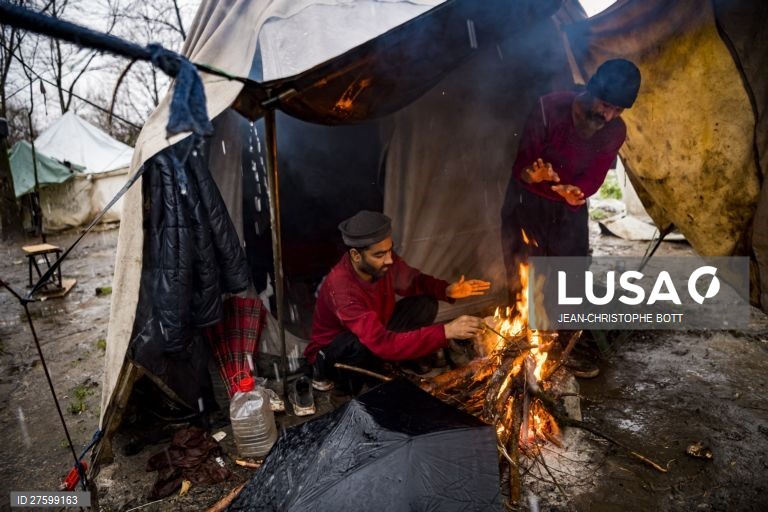 Bósnia: campo de refugiados em Bihac