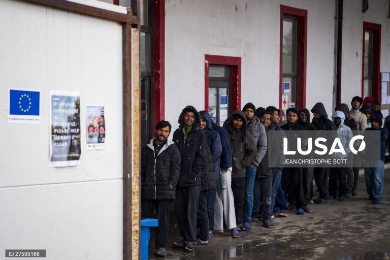 Bósnia: campo de refugiados em Bihac