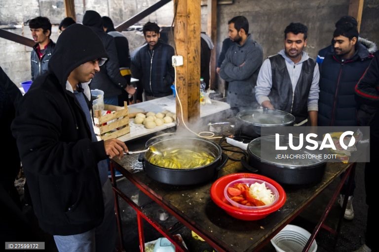 Bósnia: campo de refugiados em Bihac