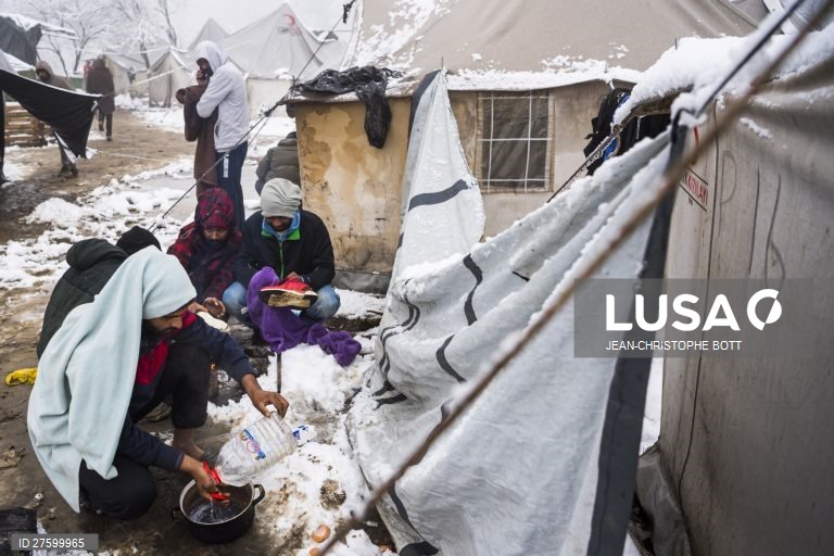 Bósnia: campo de refugiados em Bihac