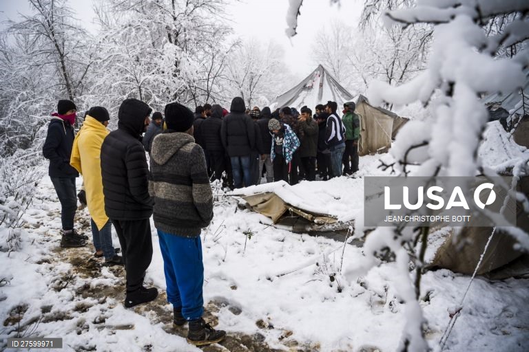 Bósnia: campo de refugiados em Bihac