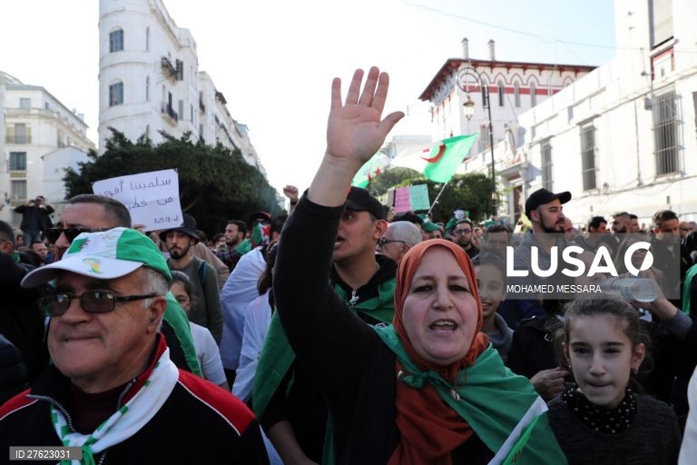 Argélia: Manifestação anti-governamental em Argel