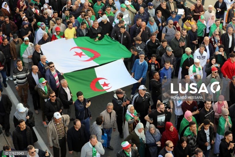Argélia: Manifestação anti-governamental em Argel