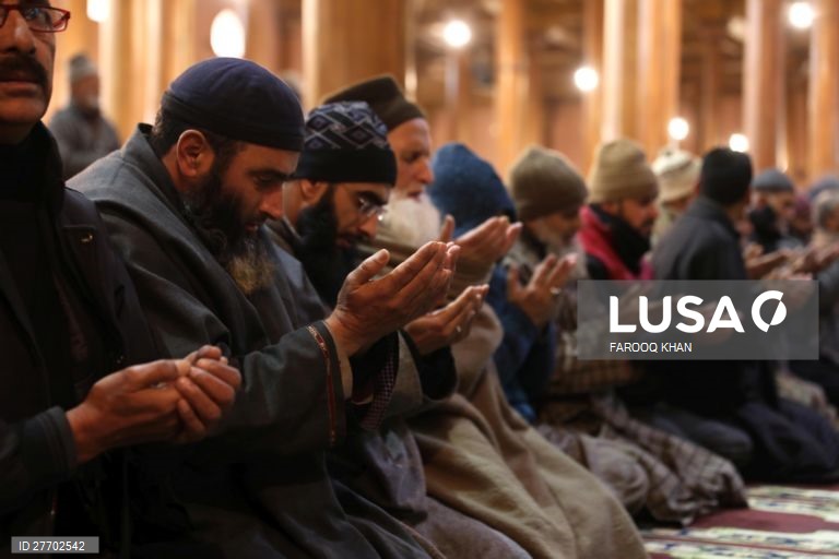 Mesquita Jamia Masjid em Srinagar abre depois de ter estado encerrada 136 dias