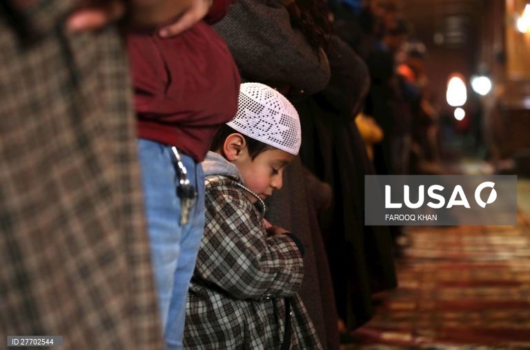Mesquita Jamia Masjid em Srinagar abre depois de ter estado encerrada 136 dias