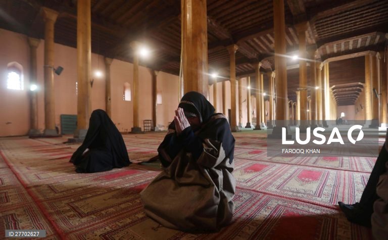Mesquita Jamia Masjid em Srinagar abre depois de ter estado encerrada 136 dias