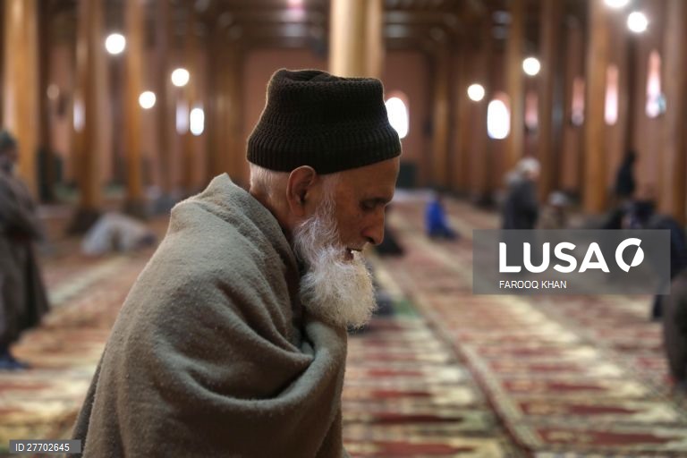 Mesquita Jamia Masjid em Srinagar abre depois de ter estado encerrada 136 dias