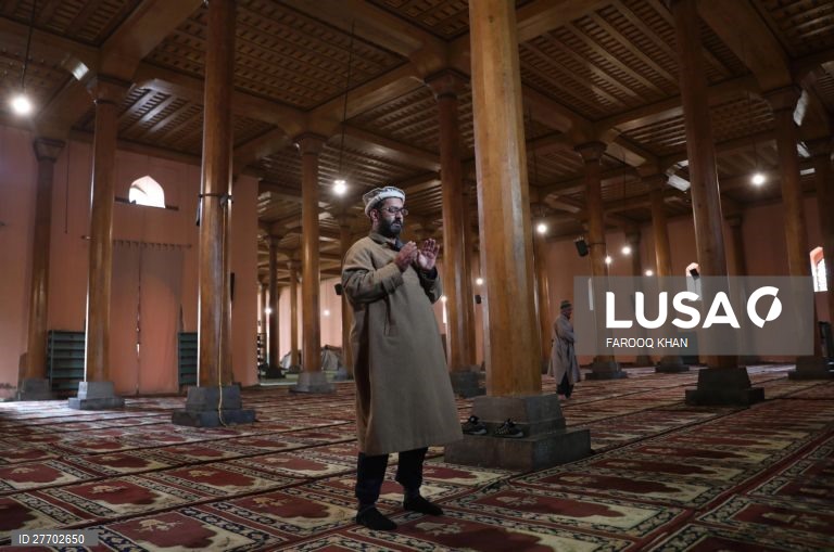 Mesquita Jamia Masjid em Srinagar abre depois de ter estado encerrada 136 dias