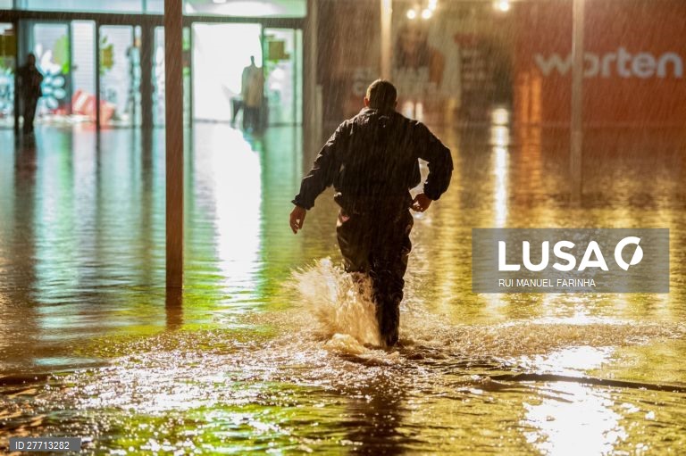 Inundações na zona da Maia, junto ao Complexo Comercial Maia Jardim, consequência do mau tempo provocado pela Depressão Elsa, Maia, 19 de Dezembro de 2019. RUI MANUEL FARINHA/LUSA