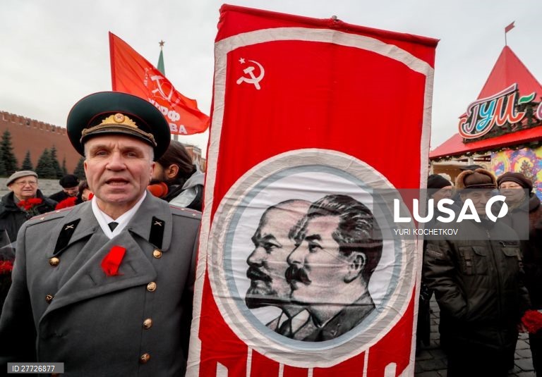 Membros e apoiantes do partido comunista russo comemoraram o 140 aniversário do nascimento de José Stalin na Praça Vermelha em Moscovo, Rússia. 