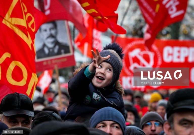 Membros e apoiantes do partido comunista russo comemoraram o 140 aniversário do nascimento de José Stalin na Praça Vermelha em Moscovo, Rússia. 