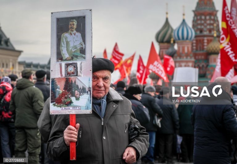 Membros e apoiantes do partido comunista russo comemoraram o 140 aniversário do nascimento de José Stalin na Praça Vermelha em Moscovo, Rússia. 