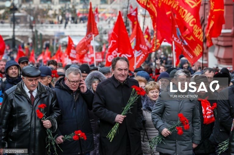 Membros e apoiantes do partido comunista russo comemoraram o 140 aniversário do nascimento de José Stalin na Praça Vermelha em Moscovo, Rússia. 